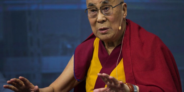 Dalai Lama kërkon falje pasi puthi djalin e mitur dhe i kërkon t’i “thithte gjuhën” (video)