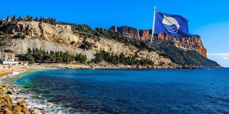 Çfarë janë flamujtë blu dhe pse plazhet tona nuk i kanë ende?