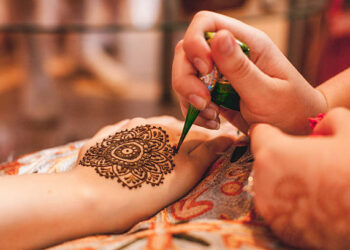 Shërben për të zbukuruar duart e vajzave, njihuni me origjinën e ‘ Henna-s ‘