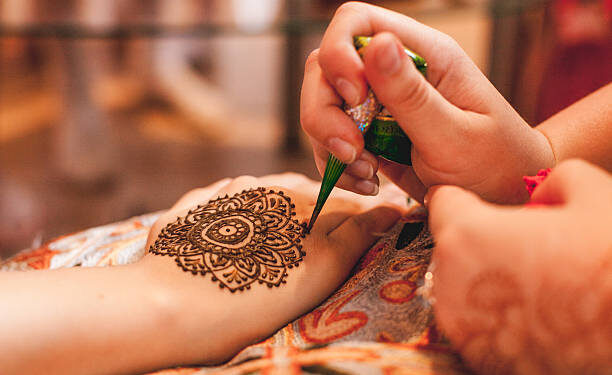 Shërben për të zbukuruar duart e vajzave, njihuni me origjinën e ‘ Henna-s ‘