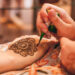 Shërben për të zbukuruar duart e vajzave, njihuni me origjinën e ‘ Henna-s ‘