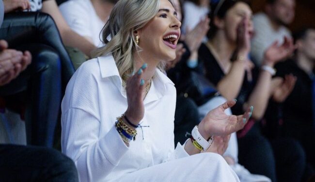 Drejtoresha e klubit të Tiranës, Deborah Keçi reagon ndaj veprimit të saj të pamenduar në pikën kulminante të lojës gjatë ndeshjes Tirana-Besëlidhja