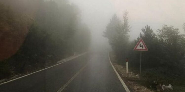 Moti i keq në Qafën e Llogarasë, vështirësohet qarkullimi i mjeteve