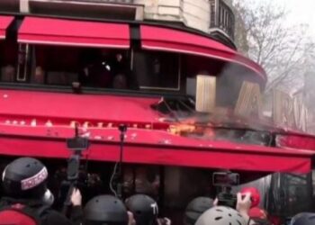 Rebelohen protestuesit në Paris,  i vënë flakën restorantit të preferuar të presidentit Macron