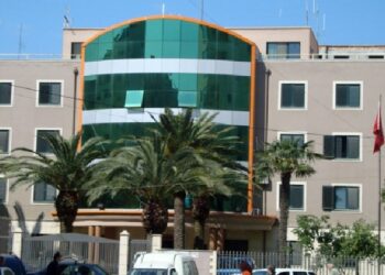 Kapet në flagrancë – thyente xhamat e makinave 44 vjeçari në Durrës