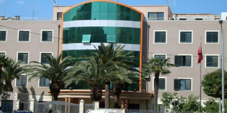 Kapet në flagrancë – thyente xhamat e makinave 44 vjeçari në Durrës