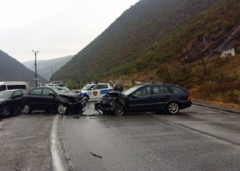 Plagosen dy pasagjerët në aksidentin rrugor Qafë Thanë-Prrenjas