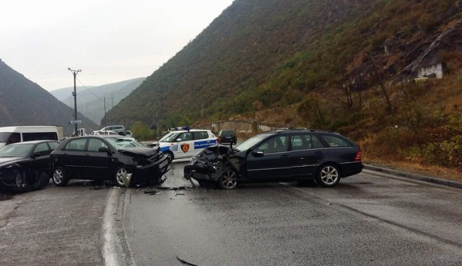 Plagosen dy pasagjerët në aksidentin rrugor Qafë Thanë-Prrenjas