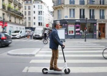 Reziku që sjellin, Parisi voton për të ndaluar marrjen me qira të scootërve elektrik