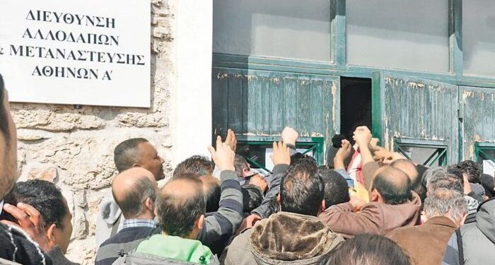 Bie numri i shqiptarëve në Greqi