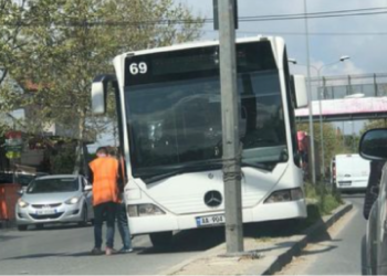 Autobusi i linjës së Kamzës hip në trafikndarëse