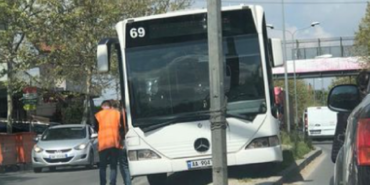 Autobusi i linjës së Kamzës hip në trafikndarëse