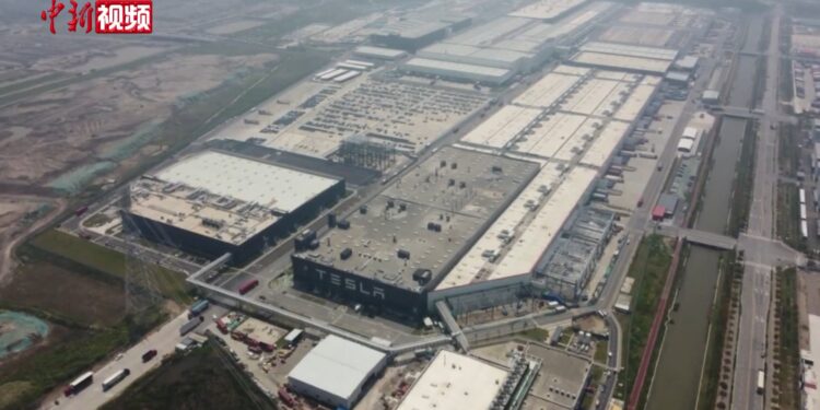 Tesla po hap fabrikë të re në Kinë