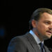 Kush është vajza që po pushon krahë Leonardo Dicaprio? (Foto)