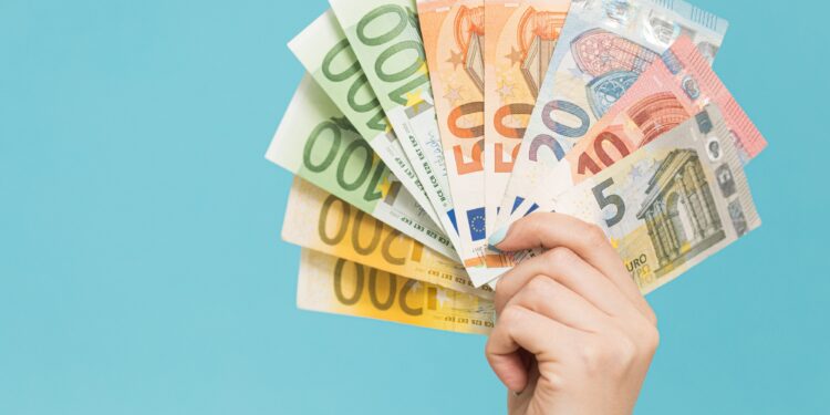 Rënia e euros ul borxhin publik me 2.8%