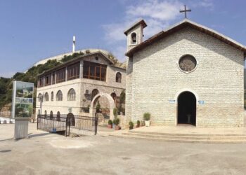 Dhunë fizike mes tregtarëve dhe rojeve në Kishën e Shën Antonit në Laç