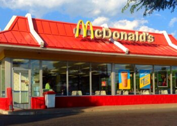 305 të mitur u gjetën duke punuar ilegalisht, gjobitet McDonald’s