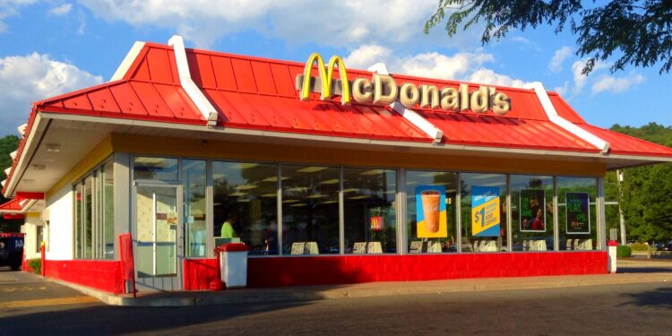 305 të mitur u gjetën duke punuar ilegalisht, gjobitet McDonald’s