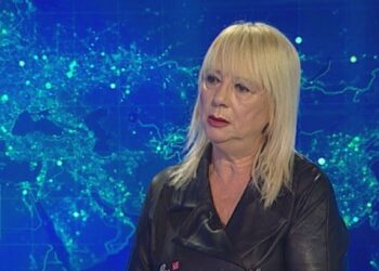 Po ndiqte procesin e numërimit të votave, rrëzohet nga shkallët Adriana Kalaja