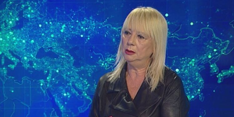 Po ndiqte procesin e numërimit të votave, rrëzohet nga shkallët Adriana Kalaja