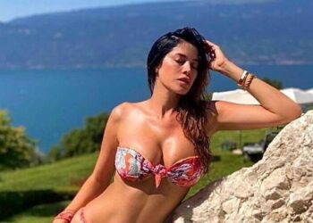 Ish e dashura e Mesut Ozil i bashkohet faqes për të rritur