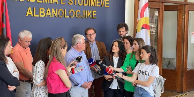 Shkrirja e Akademisë së Studimeve Albanologjike, Senati – Shkakton një akt të rëndë antikombëtar, reagon dhe Shoqëria Civile