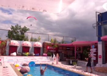 Çfarë po ndodh me banorët e BBVA? Spektakël parashutash në qiell ( Video )