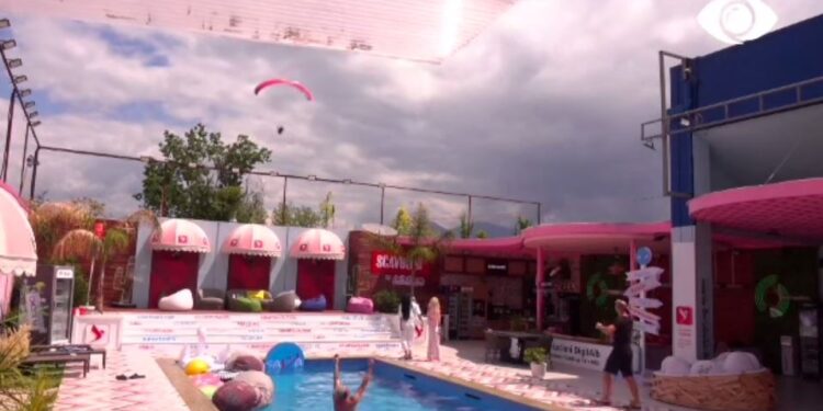 Çfarë po ndodh me banorët e BBVA? Spektakël parashutash në qiell ( Video )