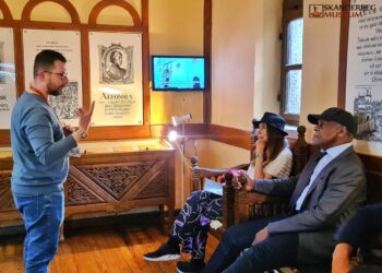 Aktori dhe producenti i njohur amerikan, Danny Glover viziton Muzeun e Krujës