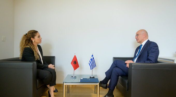 Dendias takon homologen e tij Olta Xhaçkën në Bruksel, zbardhet biseda