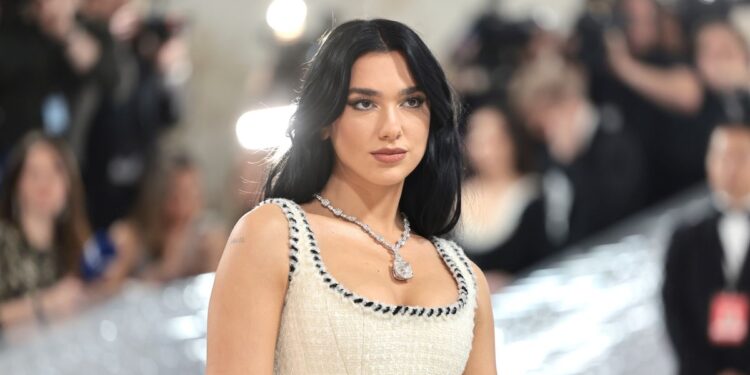Dua Lipa me veshjen e saj madhështore 100 karat në ”Met Gala” mahnit të gjithë, sidomos shqiptarët (video)