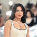 Dua Lipa me veshjen e saj madhështore 100 karat në ”Met Gala” mahnit të gjithë, sidomos shqiptarët (video)