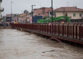 Italia pushtohet nga moti i keq, përmbytje dhe rrëshqitje dheu