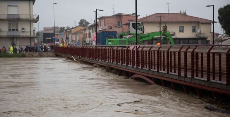 Italia pushtohet nga moti i keq, përmbytje dhe rrëshqitje dheu