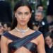 Irina Shayk rrëmben vëmëndjen e të gjithëve në Festivalin e Kanës