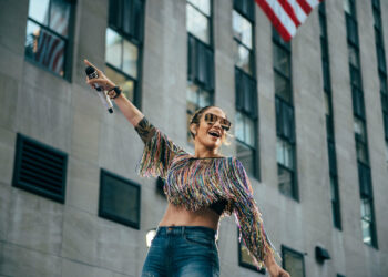 Jennifer Lopez shfaqet tejet sensuale në promovimin e koleksionit të ri të këpucëve