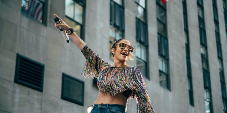 Jennifer Lopez shfaqet tejet sensuale në promovimin e koleksionit të ri të këpucëve