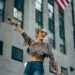 Jennifer Lopez shfaqet tejet sensuale në promovimin e koleksionit të ri të këpucëve