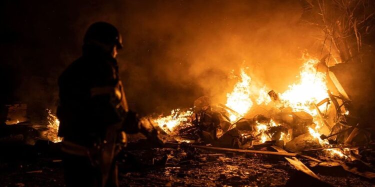 Kievi goditet nga një sulm ajror, tre persona të plagosur