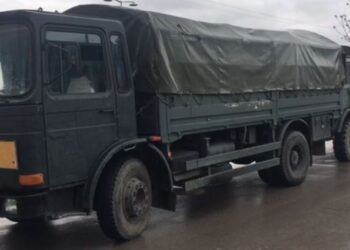 Mbërrijnë në Korçë me makina të ushtrisë materialet zgjedhore