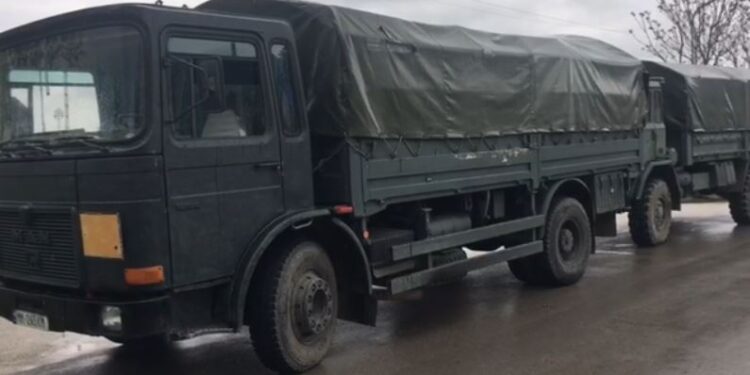 Mbërrijnë në Korçë me makina të ushtrisë materialet zgjedhore