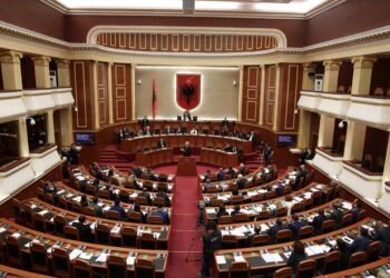 Kuvendi ndez dritën jeshile, miraton ligjin rritjes së pagave të ministrave dhe deputetëve