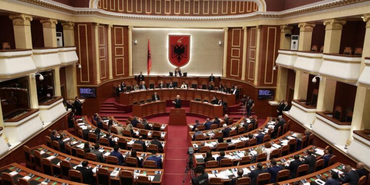Kuvendi ndez dritën jeshile, miraton ligjin rritjes së pagave të ministrave dhe deputetëve