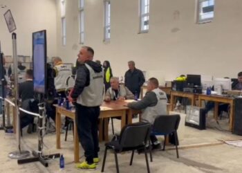 Shkak ndërprerja e energjisë elektrike – Bllokohet procesi i numërimit të kutive të votimit në Pogradec