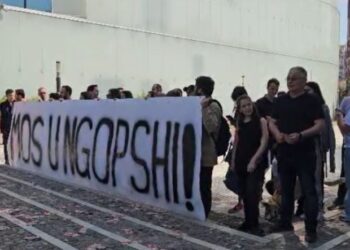 Lëvizja Bashkë dhe Arlind Qori protestojnë para Parlamentit kundër rritjes së pagave të ministrave e deputetëve