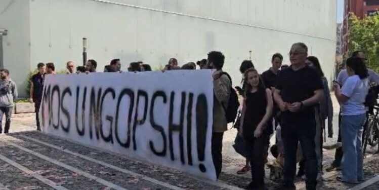 Lëvizja Bashkë dhe Arlind Qori protestojnë para Parlamentit kundër rritjes së pagave të ministrave e deputetëve