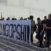 Lëvizja Bashkë dhe Arlind Qori protestojnë para Parlamentit kundër rritjes së pagave të ministrave e deputetëve