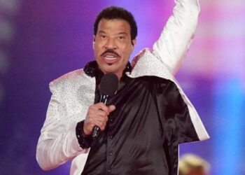 Lionel Richie kryqëzohet nga fansat për performancën e tmerrshme në koncertin e kurorëzimit të Princit Charles