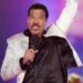 Lionel Richie kryqëzohet nga fansat për performancën e tmerrshme në koncertin e kurorëzimit të Princit Charles