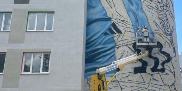 Messi në Tiranë, artisti argjentinas e sjell nëpërmjet murales madhështore